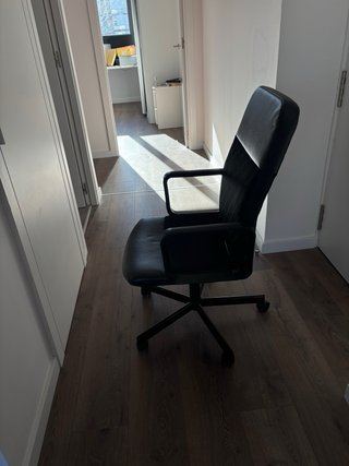 Mesa de escritorio blanca y silla giratoria