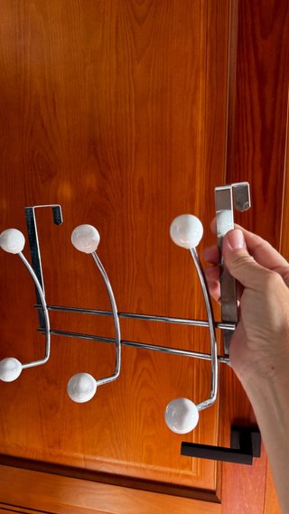 Perchero de puerta con bolas blancas