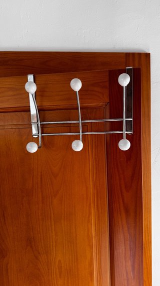Perchero de puerta con bolas blancas