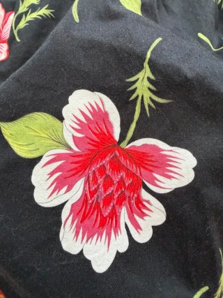Falda negra con estampado floral rojo