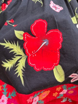 Falda negra con estampado floral rojo