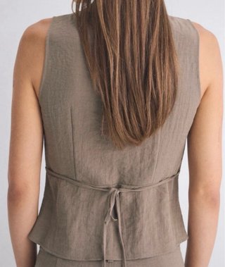 Chaleco beige/marrón con botones