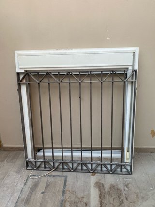 Ventana aluminio con rejas mosquiteras y  persiana