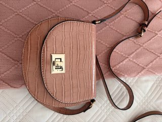 Bolso pequeño rosa con detalles dorados