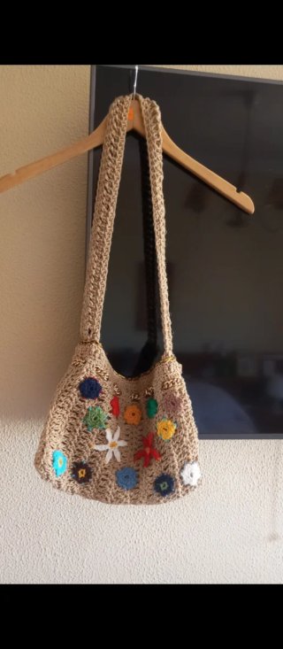 Bolso artesanal beige con flores vintage
