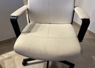 Escritorio blanco con cajón y silla
