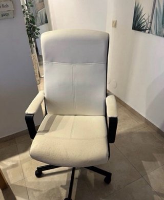 Escritorio blanco con cajón y silla