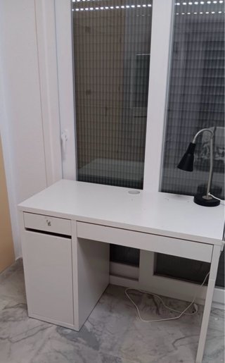 Escritorio blanco con cajón y silla