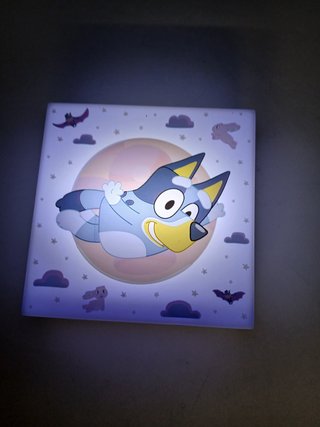 Lampada notturna Paladone Bluey con sensore automatico, luminosità regolabile, luce led adesiva per parete