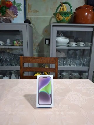 Caja iPhone 14 morado