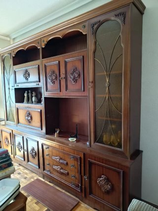 Mueble de salón de madera y cristal