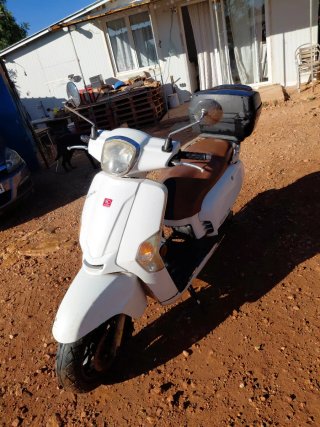Moto Kymco 49cc Scooter Blanca