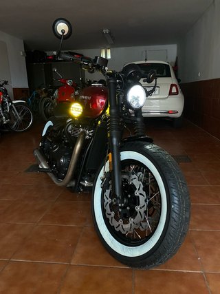 Triumph Bobber black
