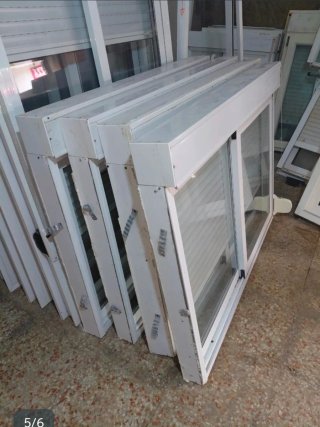 Ventana aluminio blanca con persiana 150x125