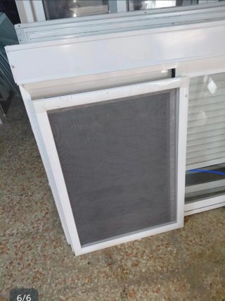 Ventana aluminio blanca con persiana 150x125