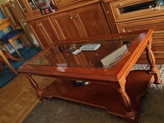 Mueble de salón con mesas
