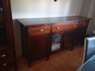 Mueble de madera con puertas y cajones