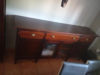 Mueble de madera con puertas y cajones