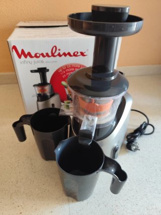 Licuadora Moulinex Infiny Juice, gris y negro.