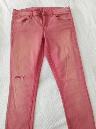 Pantalón pitillo rosa desgastado