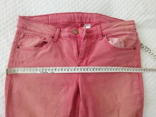Pantalón pitillo rosa desgastado
