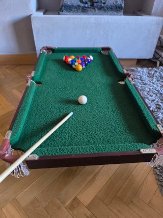 Mesa de billar con accesorios