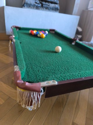 Mesa de billar con accesorios