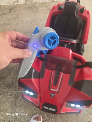 Coche teledirigido Polaris Slingshot Rojo