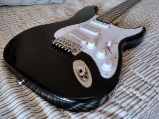 Guitarra Eko Stratocaster