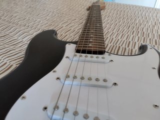 Guitarra Eko Stratocaster