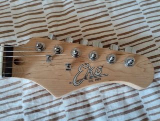 Guitarra Eko Stratocaster