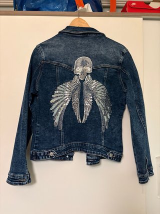 Cazadora vaquera con calavera y alas
