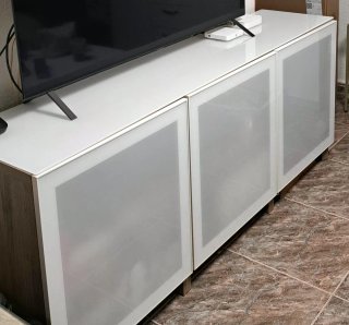 Mueble de salón blanco y madera