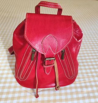Mochila de piel roja
