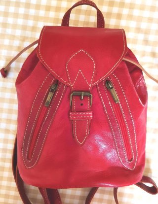 Mochila de piel roja