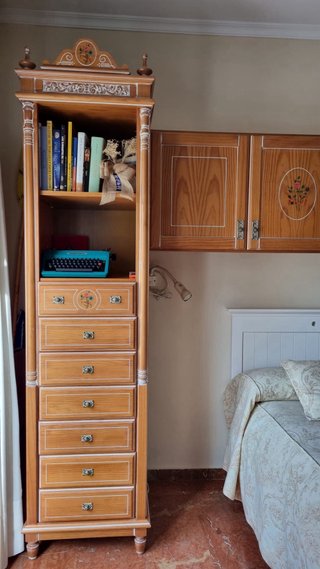 Escritorio y mueble de dormitorio en Antequera.