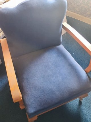 Sillón azul antiguo de terciopelo y madera
