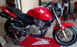 Honda Hornet 250 Naked Roja. 4 cilindros