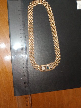Cadena dorada con colgante