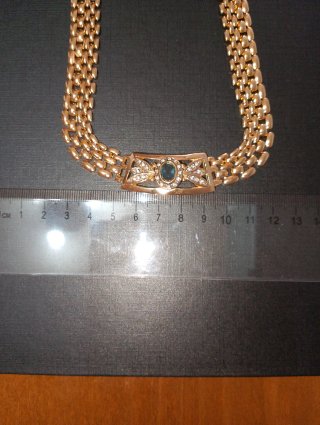 Cadena dorada con colgante