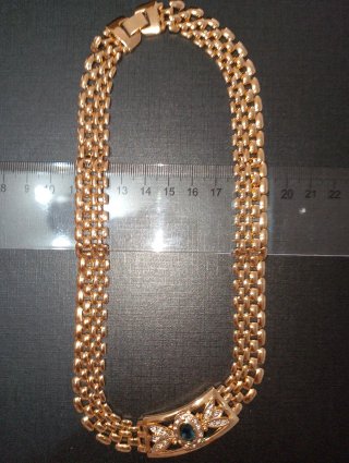 Cadena dorada con colgante