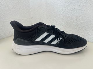 Zapatillas Adidas Talla 44 Negras y Blancas