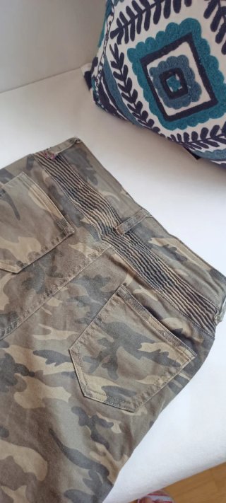 Pantalón camuflaje elástico ajustado Talla M