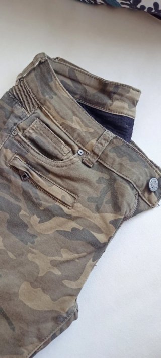 Pantalón camuflaje elástico ajustado Talla M