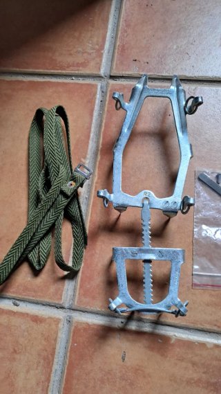 Crampones de metal con correas