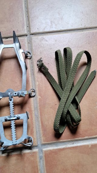 Crampones de metal con correas