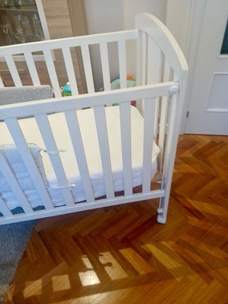Cuna de bebé blanca