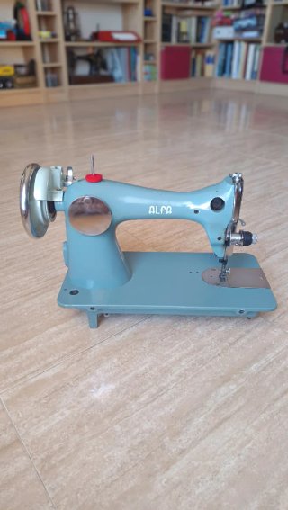 Máquina de coser antigua Alfa 43 Classic