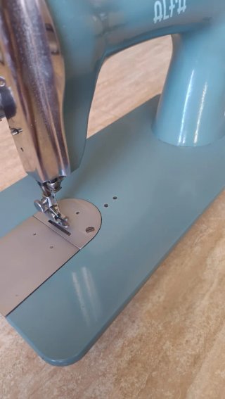 Máquina de coser antigua Alfa 43 Classic