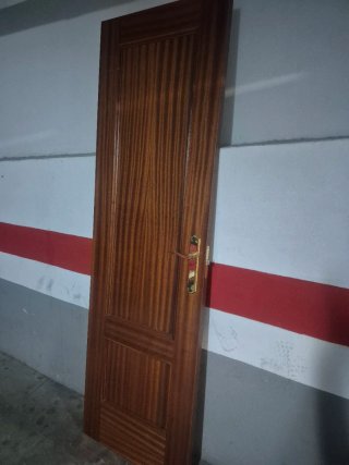 Puerta de madera con manilla